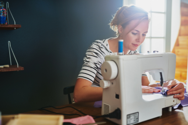 O guia completo das máquinas de costura ajuda a escolher o modelo ideal para 2026, observa Cristiane Ruon dos Santos.