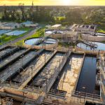 A captação de água bruta é fundamental para garantir segurança hídrica em grandes centros, destaca a EBS – Empresa Brasileira de Saneamento LTDA.