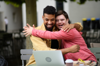 A tecnologia na educação especial, com a visão de Sérgio Bento De Araújo, impulsiona novos modelos de negócio focados em inclusão, inovação e impacto social.