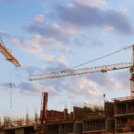 Valderci Malagosini Machado analisa como empreender na construção civil em um cenário de custos elevados, destacando decisões estratégicas para manter a competitividade.