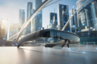 Óculos de realidade aumentada SPECS exibindo elementos digitais sobre um ambiente urbano, sem textos legíveis ou logotipos