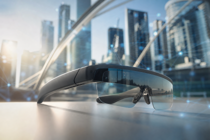 Óculos de realidade aumentada SPECS exibindo elementos digitais sobre um ambiente urbano, sem textos legíveis ou logotipos