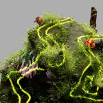Paisagem conceitual que combina elementos naturais com estruturas digitais associadas à inteligência artificial.
