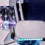 Headset de realidade virtual em primeiro plano, em um laboratório equipado com instrumentos tecnológicos.