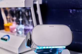 Headset de realidade virtual em primeiro plano, em um laboratório equipado com instrumentos tecnológicos.