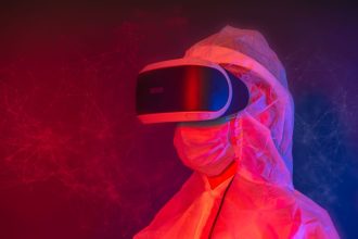 Pessoa usando equipamento de proteção e headset de realidade virtual em um ambiente iluminado por luzes neon