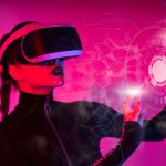 Mulher usando um headset de realidade virtual e interagindo com uma interface digital em um ambiente futurista.