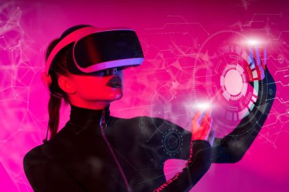 Mulher usando um headset de realidade virtual e interagindo com uma interface digital em um ambiente futurista.