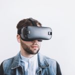 Pessoa usando um headset de realidade virtual em um ambiente interno.