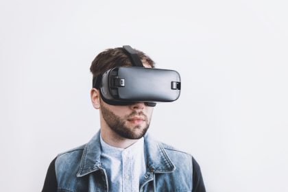 Pessoa usando um headset de realidade virtual em um ambiente interno.