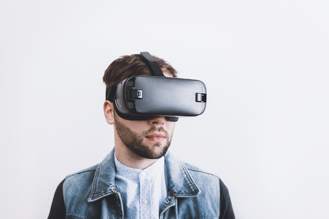Pessoa usando um headset de realidade virtual em um ambiente interno.